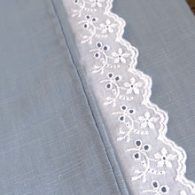 Afbeelding in Gallery-weergave laden, Waskussenhoes Noah in lichtblauw linnen en wit broderie kantje