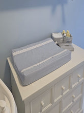 Afbeelding in Gallery-weergave laden, Waskussenhoes Noah in lichtblauw linnen en wit broderie kantje