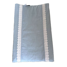 Afbeelding in Gallery-weergave laden, Waskussenhoes Noah in lichtblauw linnen en wit broderie kantje