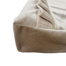 Afbeelding in Gallery-weergave laden, Waskussenhoes Luxury Velvet - zand - plooirand - ruffle - goud