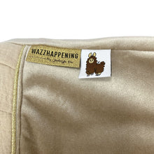 Afbeelding in Gallery-weergave laden, Waskussenhoes Luxury Velvet - zand - plooirand - ruffle - goud