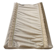 Afbeelding in Gallery-weergave laden, Waskussenhoes Luxury Velvet - zand - plooirand - ruffle - goud