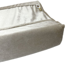 Afbeelding in Gallery-weergave laden, Waskussenhoes Luxury Velvet - zand - plooirand - ruffle - goud