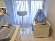 Afbeelding in Gallery-weergave laden, Babynestje Noah met kroontje in lichtblauw linnen met broderie & strik - landelijk