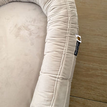 Afbeelding in Gallery-weergave laden, Babynestje Hotel Chique beige zand velours