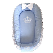 Afbeelding in Gallery-weergave laden, Babynestje Noah met kroontje in lichtblauw linnen met broderie & strik - landelijk