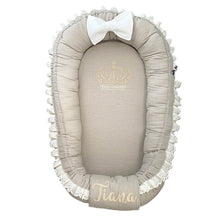 Afbeelding in Gallery-weergave laden, Babynestje Noella met naam en kroon in zand creme linnen broderie strik landelijk