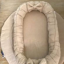 Afbeelding in Gallery-weergave laden, Babynestje Suedine Strik sahara beige strikken boxkleed