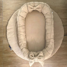 Afbeelding in Gallery-weergave laden, Babynestje Suedine Strik sahara beige strikken boxkleed