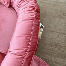 Afbeelding in Gallery-weergave laden, Babynestje Velvet luxury framboos lichtroze strik