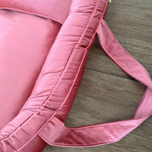 Afbeelding in Gallery-weergave laden, Babynestje Velvet luxury framboos lichtroze strik