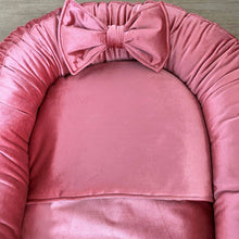 Afbeelding in Gallery-weergave laden, Babynestje Velvet luxury framboos lichtroze strik