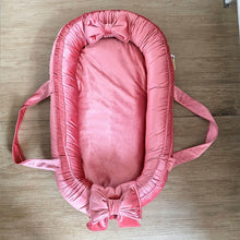 Afbeelding in Gallery-weergave laden, Babynestje Velvet luxury framboos lichtroze strik