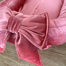 Afbeelding in Gallery-weergave laden, Babynestje Velvet luxury framboos lichtroze strik