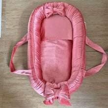 Afbeelding in Gallery-weergave laden, Babynestje Velvet luxury framboos lichtroze strik