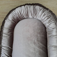 Afbeelding in Gallery-weergave laden, Babynestje Velvet taupe luxury velvet