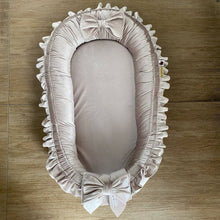 Afbeelding in Gallery-weergave laden, Babynestje Velvet Ruffle - strikken - strik - zand - ruche - beige - champagne