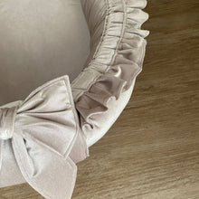 Afbeelding in Gallery-weergave laden, Babynestje Velvet Ruffle - strikken - strik - zand - ruche - beige - champagne