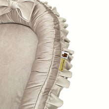 Afbeelding in Gallery-weergave laden, Babynestje Velvet Ruffle - strikken - strik - zand - ruche - beige - champagne