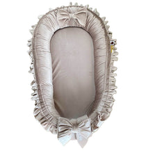 Afbeelding in Gallery-weergave laden, Babynestje Velvet Ruffle - strikken - strik - zand - ruche - beige - champagne