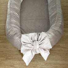 Afbeelding in Gallery-weergave laden, Babynestje Velvet luxury grijs zand strik