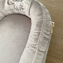 Afbeelding in Gallery-weergave laden, Babynestje Velvet luxury grijs zand strik