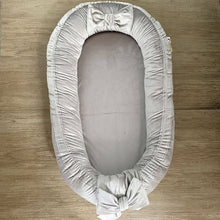 Afbeelding in Gallery-weergave laden, Babynestje Velvet luxury grijs zand strik