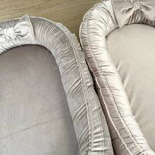 Afbeelding in Gallery-weergave laden, Babynestje Velvet luxury grijs zand strik