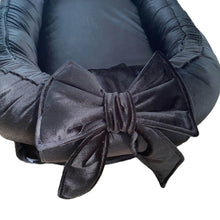 Afbeelding in Gallery-weergave laden, Babynestje Velvet luxury zwart strik