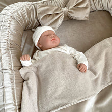 Afbeelding in Gallery-weergave laden, Babynestje Tweeling Velvet luxury zand champagne strik