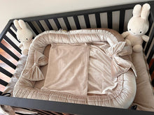 Afbeelding in Gallery-weergave laden, Babynestje Tweeling Velvet luxury zand champagne strik