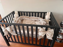 Afbeelding in Gallery-weergave laden, Babynestje Tweeling Velvet luxury zand champagne strik