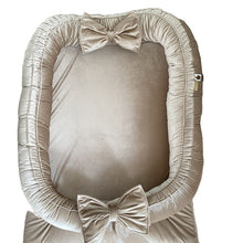 Afbeelding in Gallery-weergave laden, Babynestje Tweeling Velvet luxury zand champagne strik