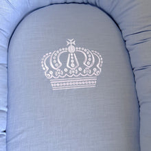 Afbeelding in Gallery-weergave laden, Babynestje Noah met kroontje in lichtblauw linnen met broderie & strik - landelijk