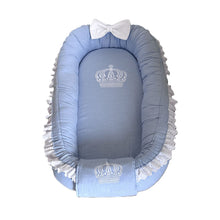 Afbeelding in Gallery-weergave laden, Babynestje Noah met kroontje in lichtblauw linnen met broderie & strik - landelijk