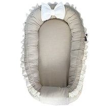 Afbeelding in Gallery-weergave laden, Babynestje Noella zand creme linnen broderie strik landelijk