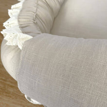 Afbeelding in Gallery-weergave laden, Babynestje Noella zand creme linnen broderie strik landelijk