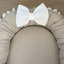 Afbeelding in Gallery-weergave laden, Babynestje Noella zand creme linnen broderie strik landelijk