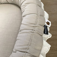 Afbeelding in Gallery-weergave laden, Babynestje Noella zand creme linnen broderie strik landelijk