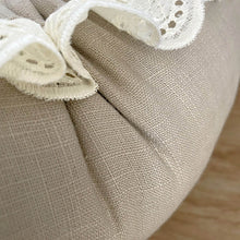 Afbeelding in Gallery-weergave laden, Babynestje Noella zand creme linnen broderie strik landelijk