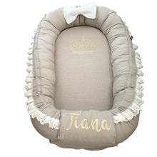 Afbeelding in Gallery-weergave laden, Babynestje Noella met naam en kroon in zand creme linnen broderie strik landelijk