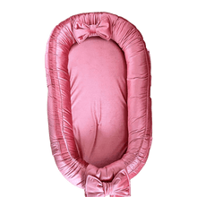 Afbeelding in Gallery-weergave laden, Babynestje Velvet luxury framboos lichtroze strik