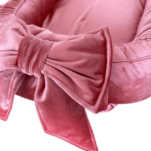 Afbeelding in Gallery-weergave laden, Babynestje Velvet luxury framboos lichtroze strik