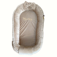 Afbeelding in Gallery-weergave laden, Babynestje Velvet luxury zand champagne strik