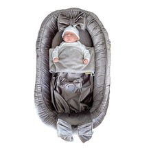 Afbeelding in Gallery-weergave laden, Babydekentje Velvet Strik in fluweel met bamboe in taupe