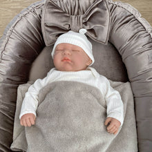 Afbeelding in Gallery-weergave laden, Babydekentje Velvet Strik in fluweel met bamboe in taupe