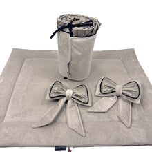 Afbeelding in Gallery-weergave laden, Boxbekleding Sofia in zand beige met bumper en boxkleed en strik