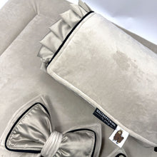 Afbeelding in Gallery-weergave laden, Boxbekleding Sofia in zand beige met bumper en boxkleed en strik