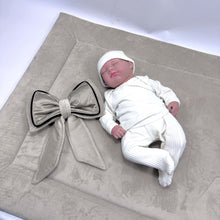 Afbeelding in Gallery-weergave laden, Boxbekleding Sofia in zand beige met bumper en boxkleed en strik