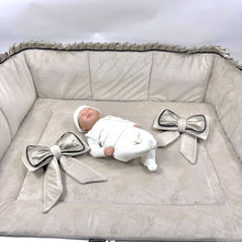 Afbeelding in Gallery-weergave laden, Boxbekleding Sofia in zand beige met bumper en boxkleed en strik